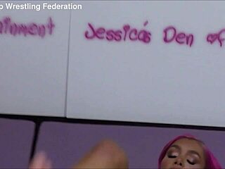 胸罩内裤脱衣摔跤比赛变野。输家Jezebel Jones被Trixie Blue塞进尿布 2022年5月