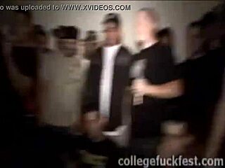 Kleine Lesbische Studentensletten Likken en Duiken in Kut op Buitenfeest