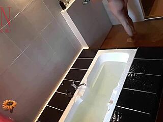 Voyeur chytí krivú manželku ako si holí pičku v sprche