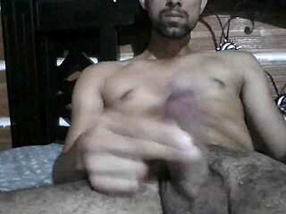 i love watching this guy jerk off solo