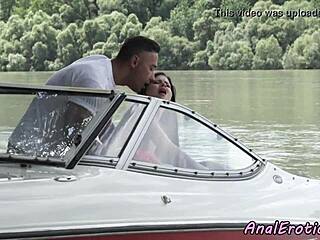 Lepota z majhnimi cicami vzame globoko na čolnu