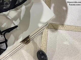 Примерка белья превратилась в тайную мастурбацию в общественном магазине для этой горячей милфы