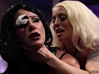 Lesbian terikat cambuk dan fuck anal