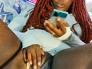 Mujer ebony abre piernas ricas para juego con dildo en preview casero