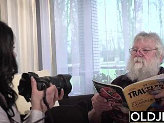 رجل عجوز ينيك فتاة شابة ساخنة بقوة على الأريكة