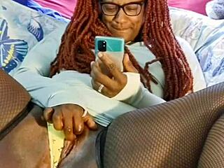 Mujer ebony abre piernas ricas para juego con dildo en preview casero