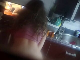 OMG, 숨겨진 카메라가 부엌에서 새엄마 포르노 보는 거 잡았어! 😱