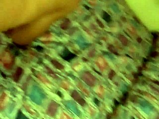 Icey Candi menea el culo salvaje sobre una enorme polla negra