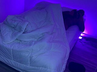 За кулисами: Мачеха и пасынок делят кровать для дикого секса