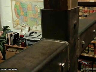 牧师绑住并支配金发恶霸在震惊的邂逅中