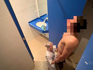 Jeg overrasker rengøringspigen i fitnesscentret, som fanger mig i at onanere og hjælper mig færdig med en blowjob