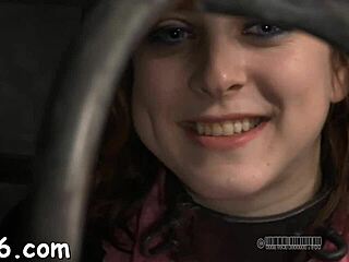 Já se perguntou como o fetiche de sadomasoquismo rola em ação bruta de bondage?