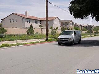 Hej, pozri si túto roztomilú lesbickú babu, ako zvádza tetovanú krásku na horú pičkovú akciu!