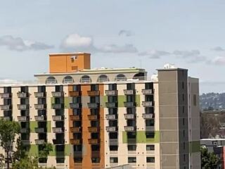 mis amigos follan en el sofa mientras yo estoy en la cocina