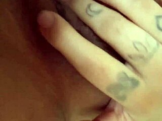 mis amigos follan en el sofa mientras yo estoy en la cocina