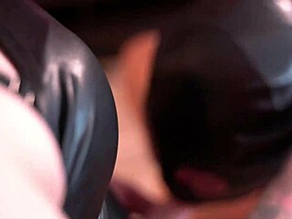 Доминатрикс Ника любит трахать рабов в рот страпоном