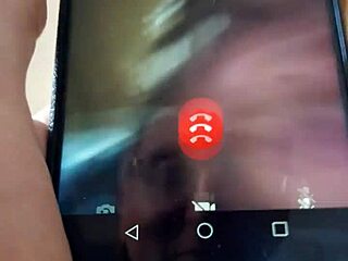 Moja žena mi daje vruću predstavu ručnim poslom