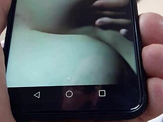 Moja žena mi daje vruću predstavu ručnim poslom