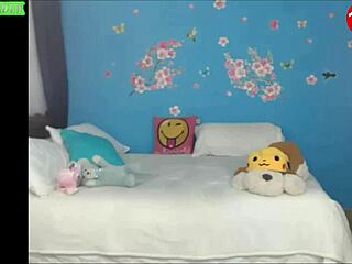 Hei, vezi gagica asta excitată cum o face pe webcam acum, e super fierbinte și sălbatică!