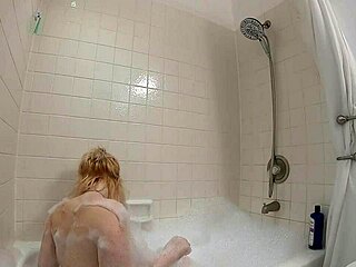 Annie Archer v sprše