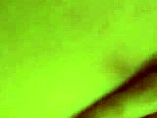 Intens erting av den barbert fitta med fingre