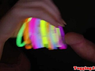 Настояща 18+ тийн дръпа чука в аматорско POV