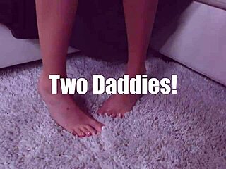 Hej, gissa vad? Nätt och jämt legal Allie Addison knullar sin styvpappa och hans kompis för vild ansikts- och creampie!