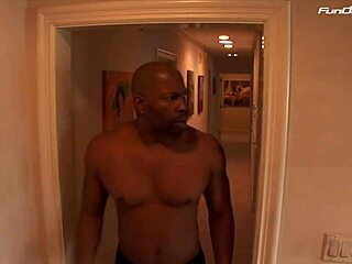 Radovedna kurba hrepeni po mokrem BBC facefucku