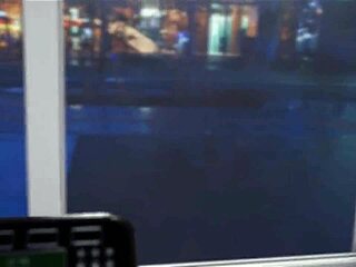 Kuntosalihuorat kumartuneet kovalle kullille ulkona