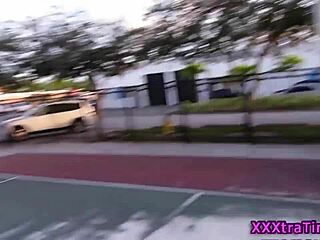 Tiener 18+ krijgt sperma op gezicht terwijl geneukt in publiek