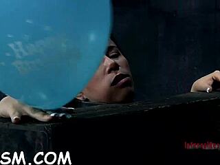 Chica morena juguetona con cuerpo espectacular