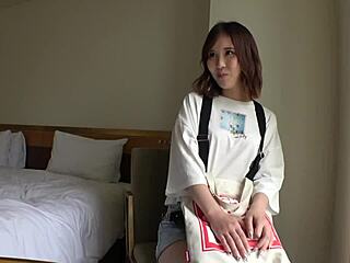 Mršava japanska amaterska cura uslužuje kurac na krevetu sa obrijanom pičkom