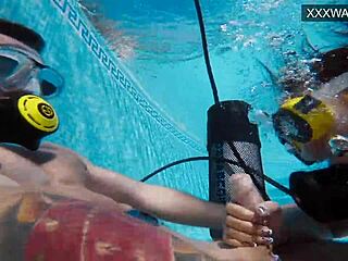 Krass, Polina Rucheyok wird unter Wasser hart in den Mund gefickt!