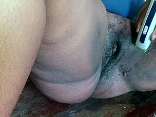 Barbeiro De Buceta Vizinho Depilando A Bucetinha Da Gordinha Casada Enquanto O Marid�o Da No Trabalho