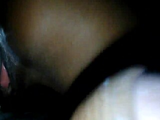 Ey, mira a esta negra de Htown montando y chupando polla como loca hasta sacar todo