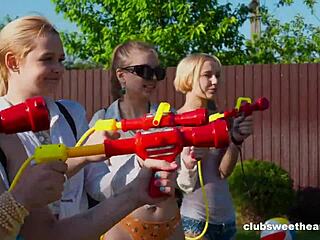 Squirting action med unge udendørs i sommertiden