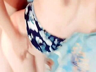 Nevlastní táta proniká do mladé hijastry pro intenzivní creampie v domácím klipu