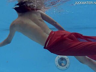 Is that tiny skinny pornstar hermione ganger splashing in the pool?