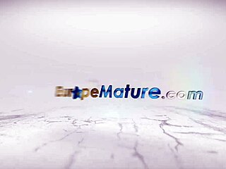 Η Μεγαλόστηθη Trisha από Europemature Απολαμβάνει Μόνη Μαλακία