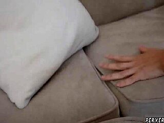 Cherie DeVille trlja mladog 18+ prvog puta jako