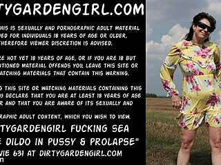 DirtyGardenGirl Rucha Olbrzymiego Morskiego Dilda w Cipce na Polu z Prolapsem