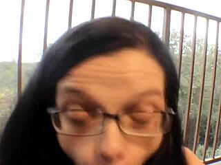 Chica nerd repartidora, ¿cómo te va con esa gran polla negra en el culo?