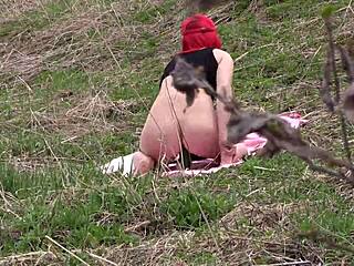 Cewek Rusia berpantat besar masturbasi di luar pakai timun untuk kenikmatan organik