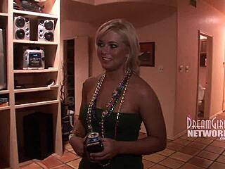 Wow! Sleduj tuhle studentku, jak kouří cigaretu svou kundičkou na jarní party!