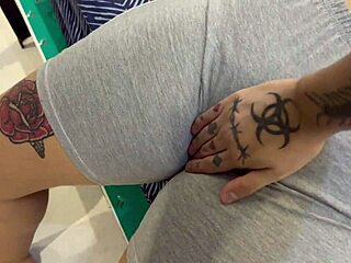 No aguanto, le lamo el chocho