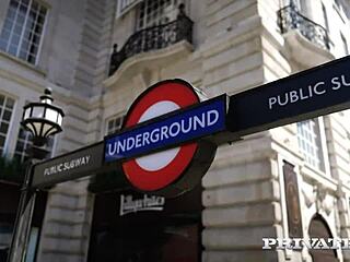 小胸妹B Kxtten紧臀被猛钻！