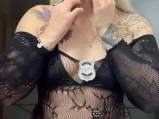 Alina modelista hace striptease como estrella porno