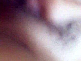 Jantungku berdebar lihat istriku begitu terangsang di video chat sex bareng aku