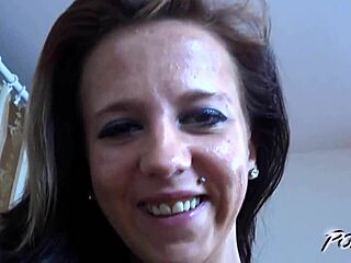Кльощава блондинка смуче кур, но мрази сперма в устата си POV