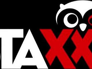 Yo, bu güzel genç çoraplarını çıkarmadan sıkı götünü deldim!